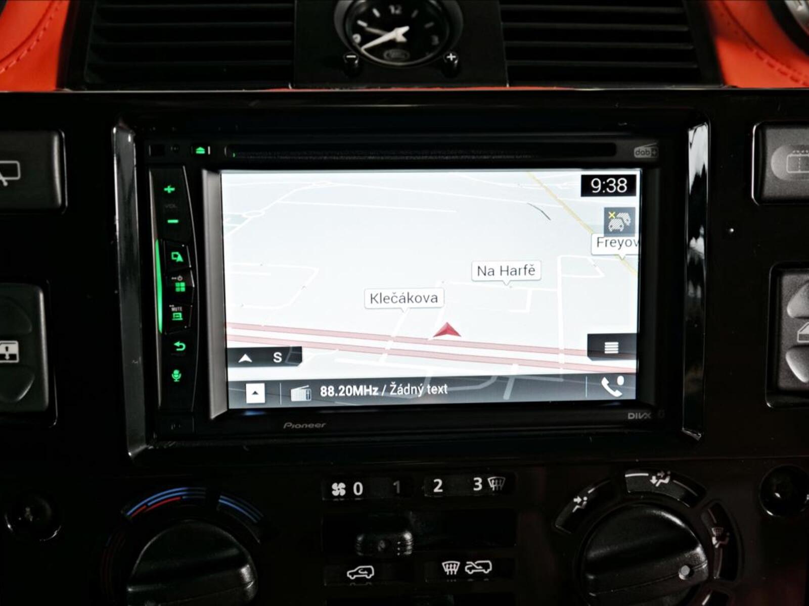 Land Rover Defender 19