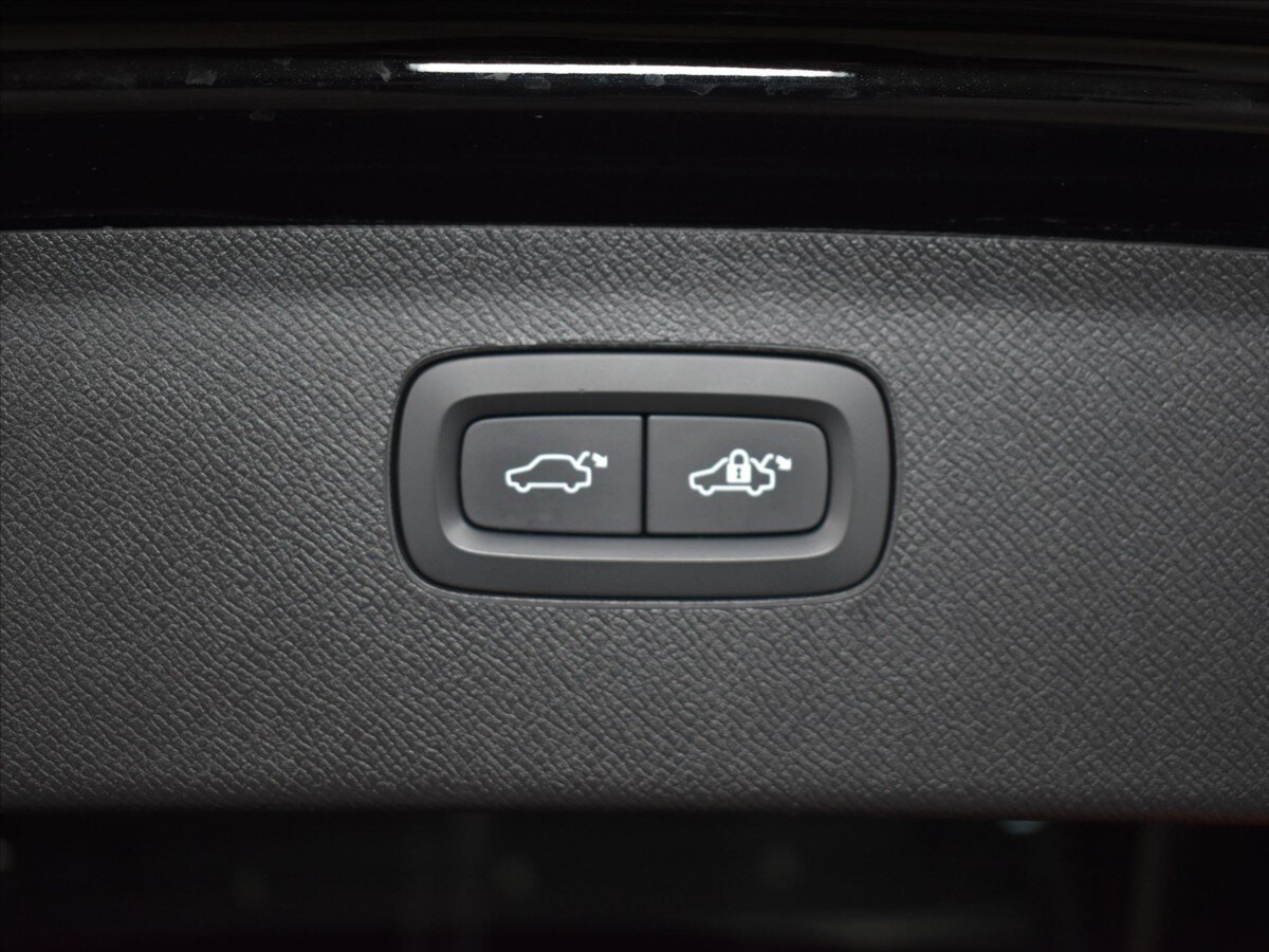 Volvo XC90 SUV / Terénní 2,0 l 228 kw