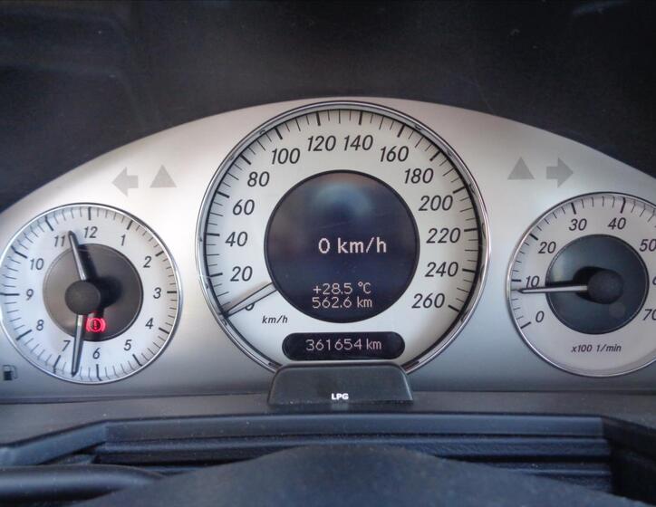 Mercedes-Benz 211 17