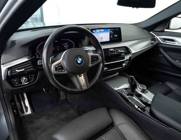 BMW Řada 5 Kombi 3,0 l 195 kw