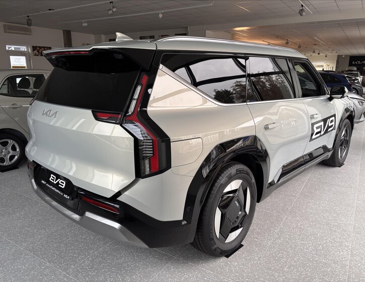 KIA EV9 3