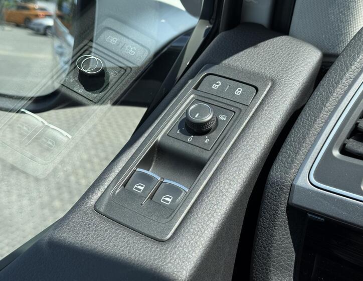 Volkswagen Multivan 38