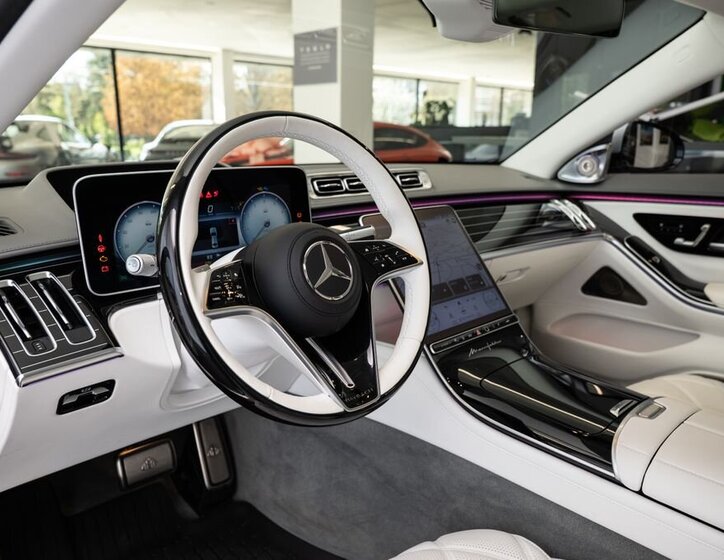 Mercedes-Benz Ostatní Sedan / Limuzína 6,0 l 450 kw