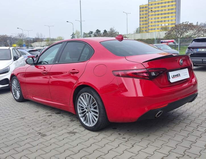 Alfa Romeo Giulia Sedan / Limuzína 2,1 l 110 kw