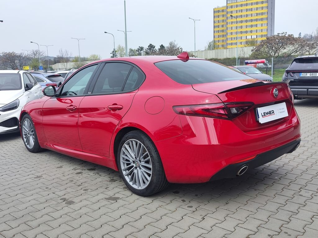 Alfa Romeo Giulia Sedan / Limuzína 2,1 l 110 kw