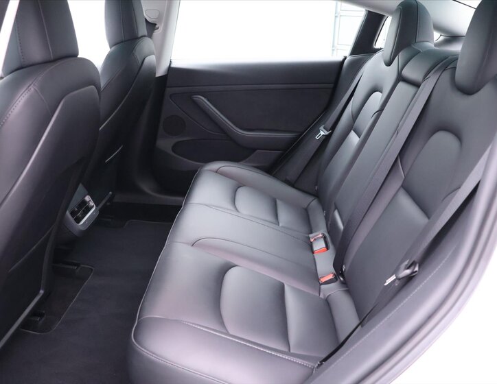 Tesla Model 3 Sedan 0,0 366 kw