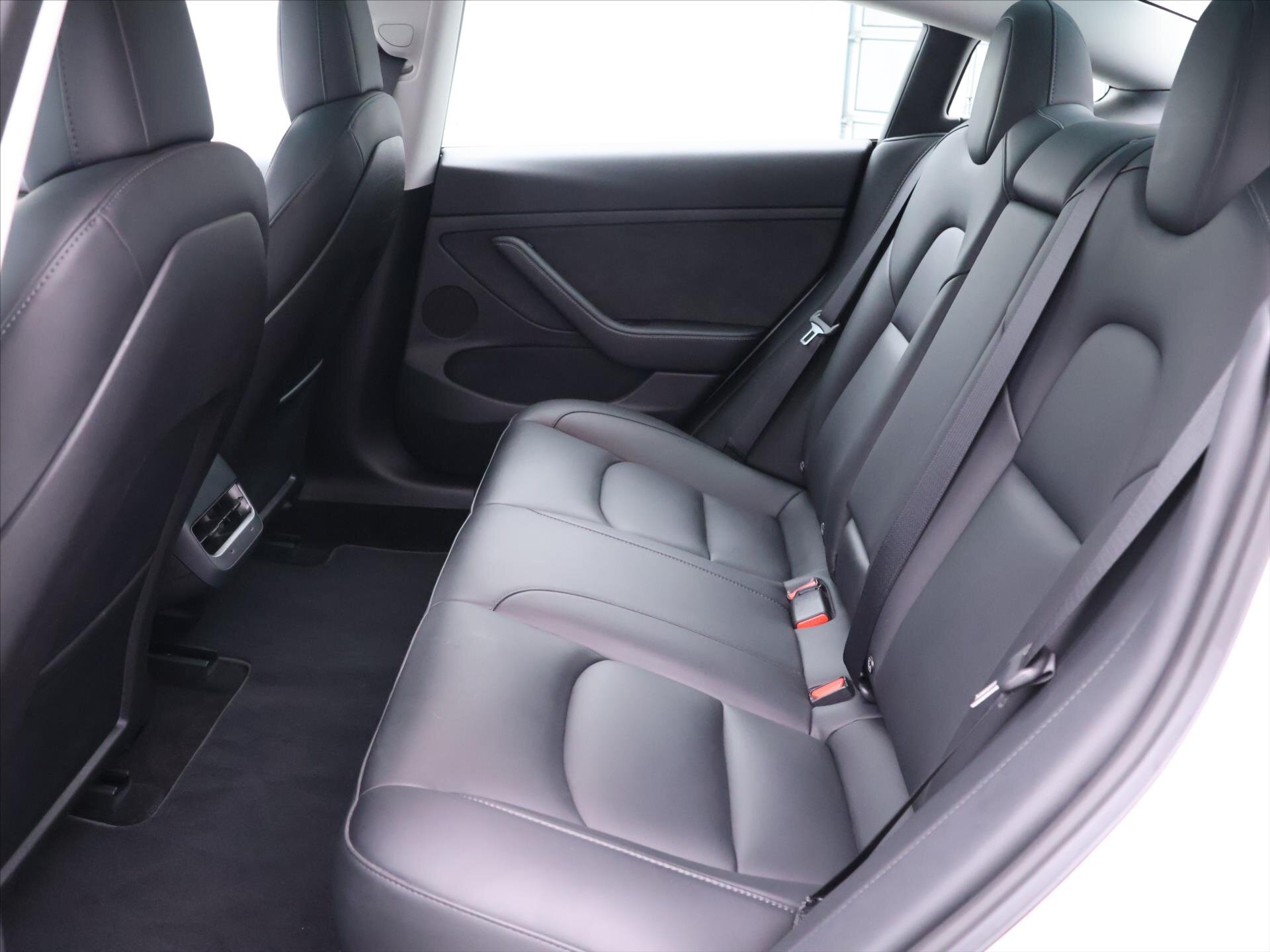 Tesla Model 3 Sedan 0,0 366 kw