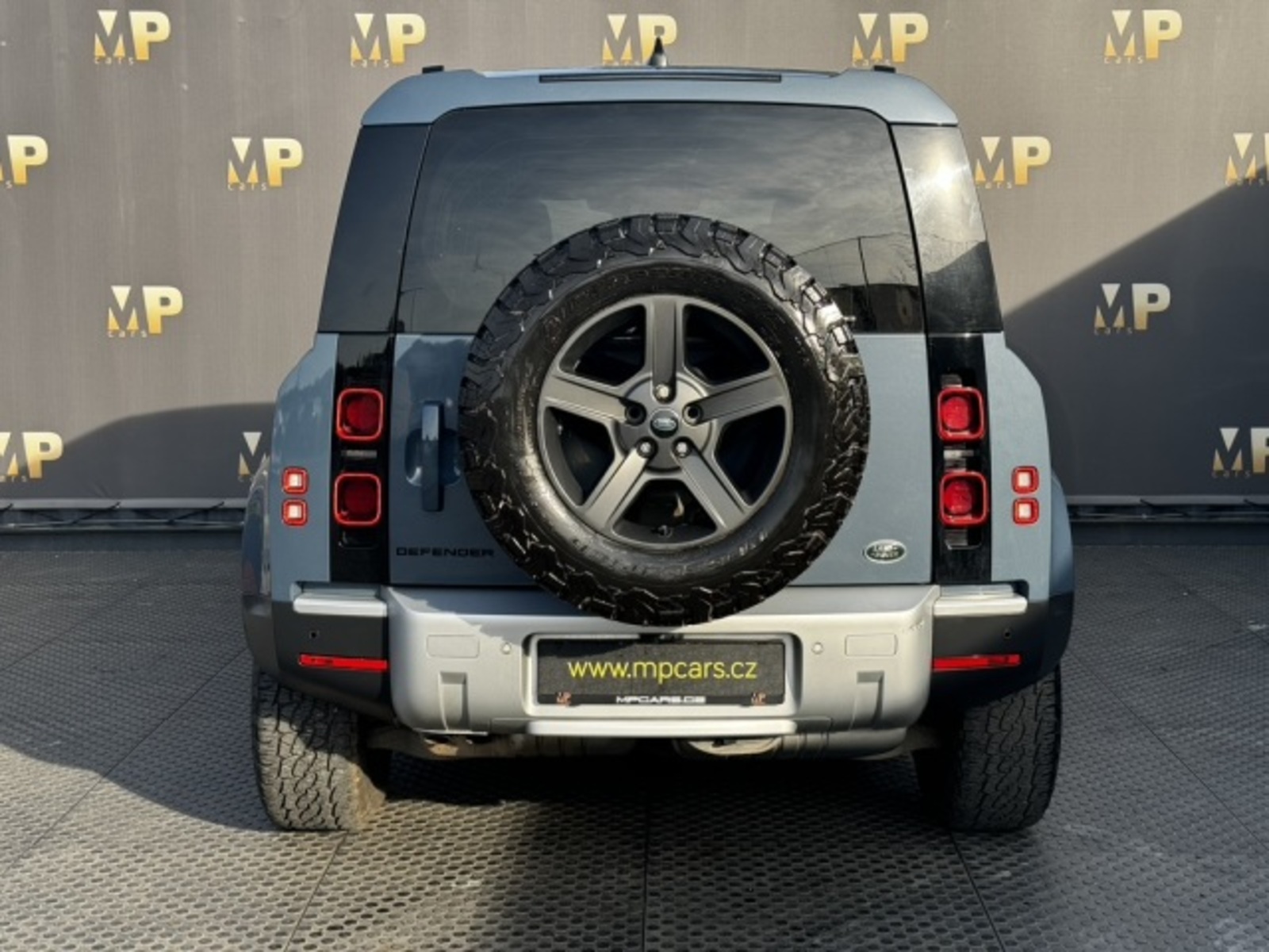 Land Rover Defender 5