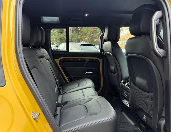 Land Rover Defender 33