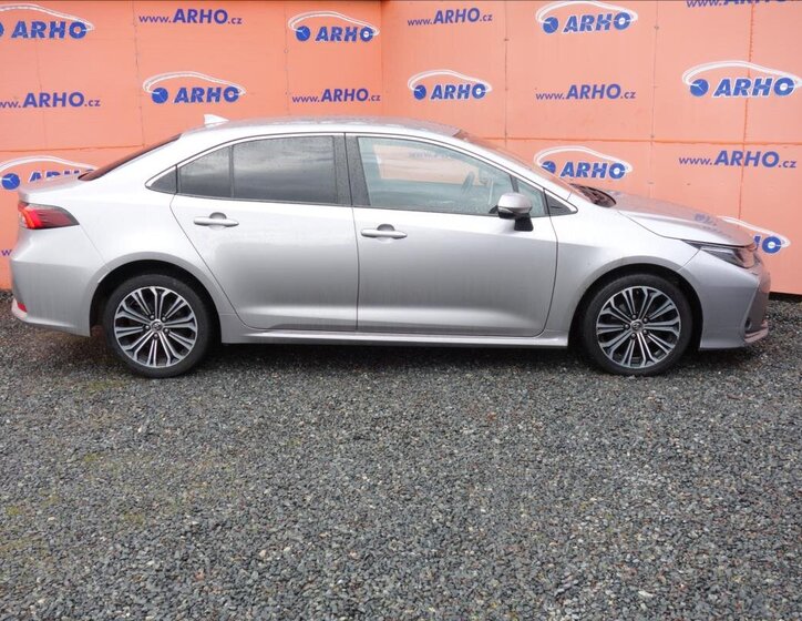 Toyota Corolla Sedan / Limuzína 1,6 l 97 kw