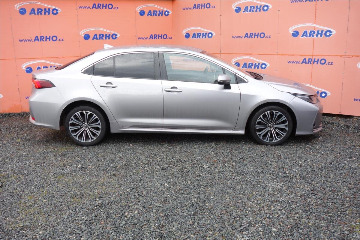 Toyota Corolla Sedan / Limuzína 1,6 l 97 kw