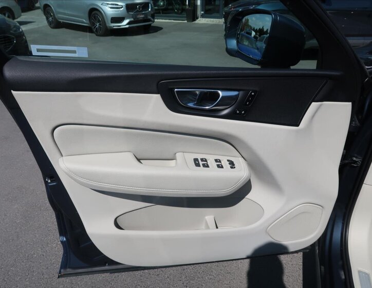 Volvo XC60 SUV / Terénní 2,0 l 145 kw