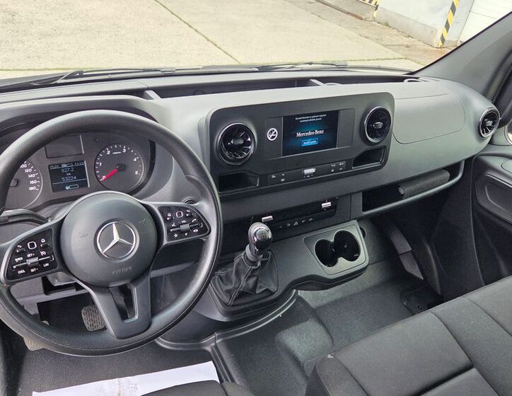 Mercedes-Benz Sprinter 11