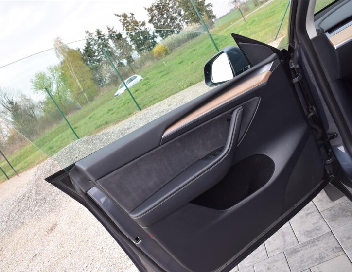 Tesla Model Y SUV / Terénní 0,0 378 kw