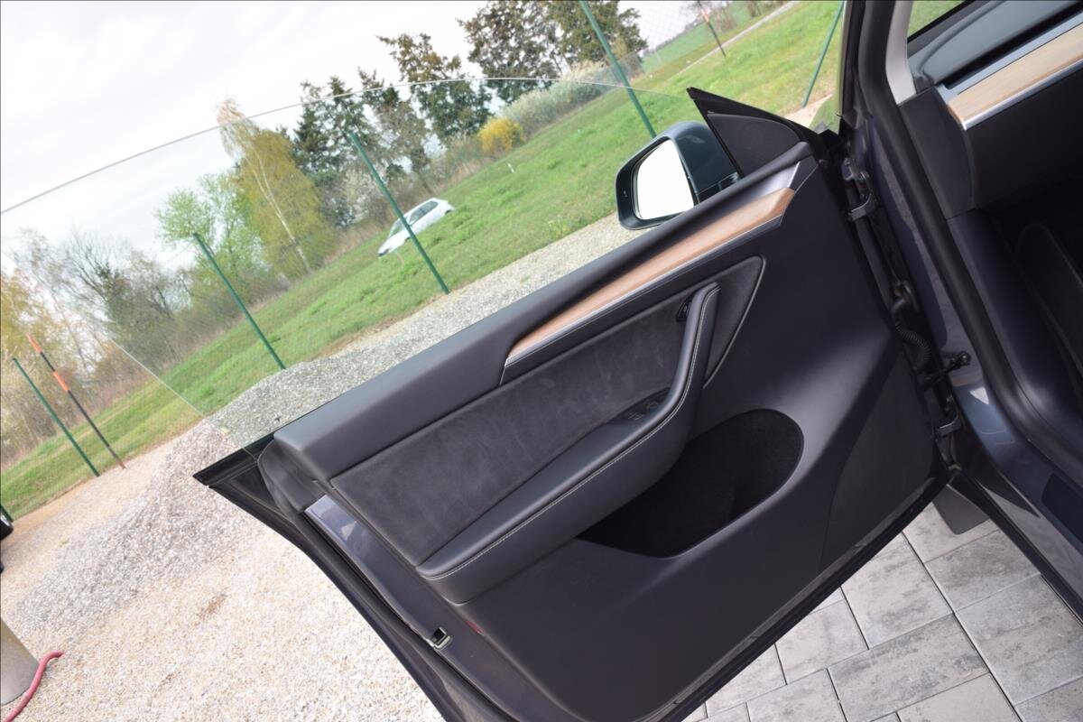 Tesla Model Y SUV / Terénní 0,0 378 kw