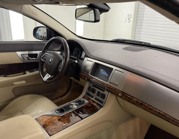 Jaguar XF 7
