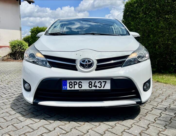 Toyota Verso 8