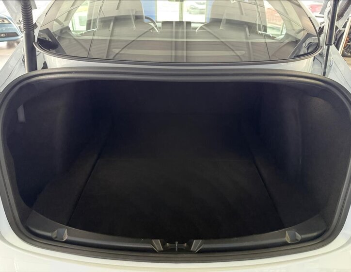 Tesla Model 3 Sedan / Limuzína 0,0 377 kw