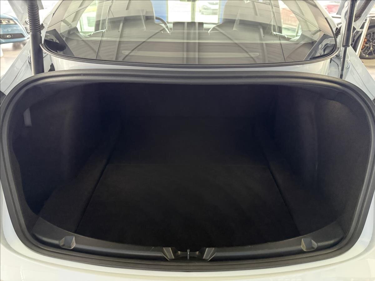 Tesla Model 3 Sedan / Limuzína 0,0 377 kw