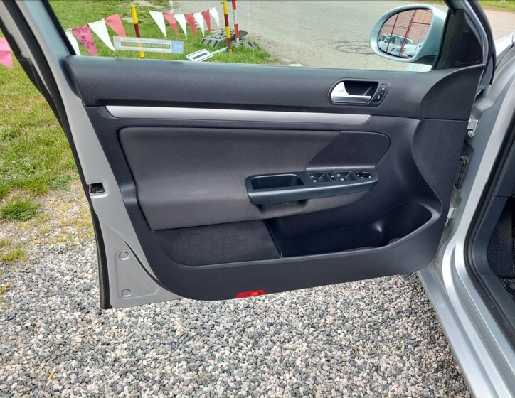 Volkswagen Golf Kombi 1,6 l 77 kw