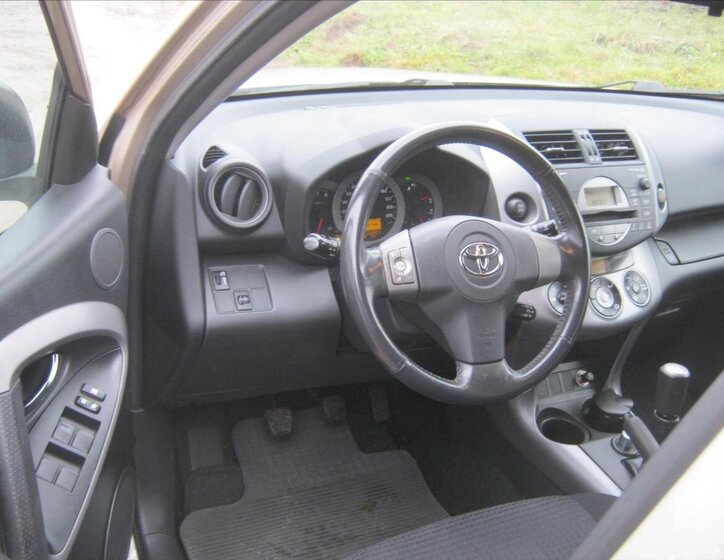 Toyota RAV4 Kombi 2,0 l 112 kw