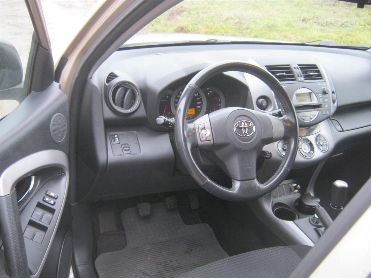 Toyota RAV4 Kombi 2,0 l 112 kw