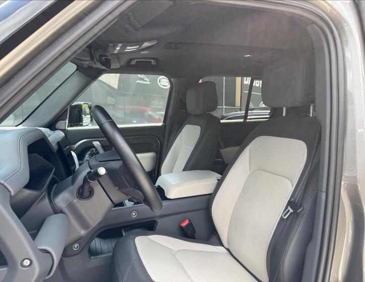 Land Rover Defender 11