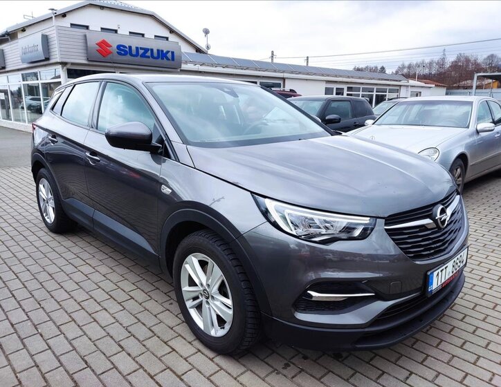 Opel Grandland X SUV 1,2 l 96 kw