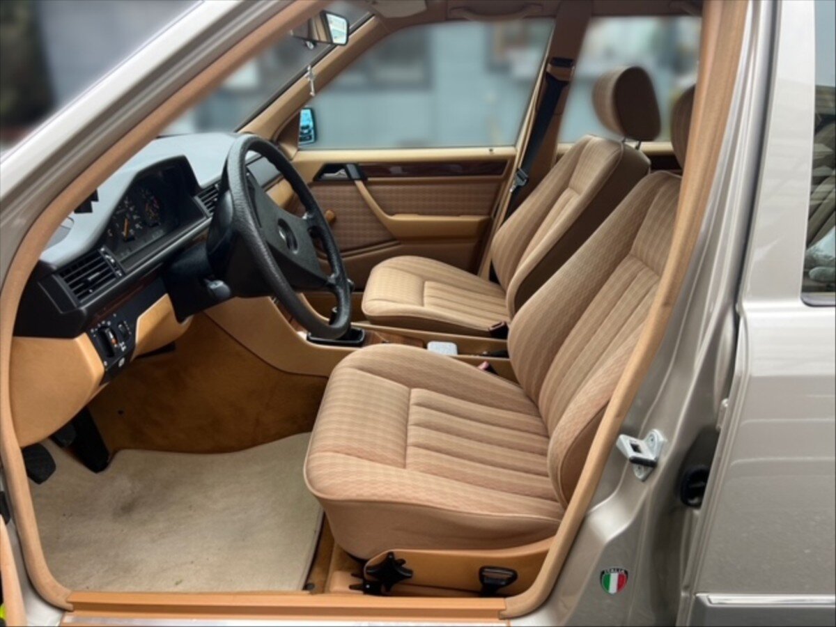 Mercedes-Benz 124 Sedan 2,3 l 97 kw