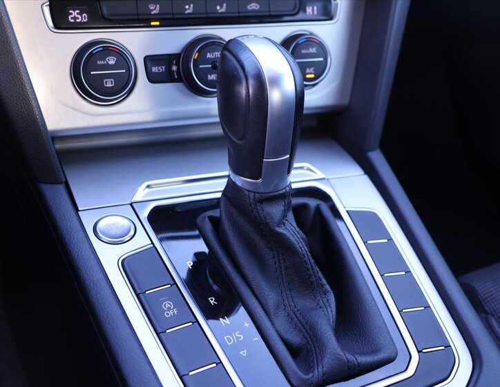 Volkswagen Passat Sedan / Limuzína 1,4 l 110 kw