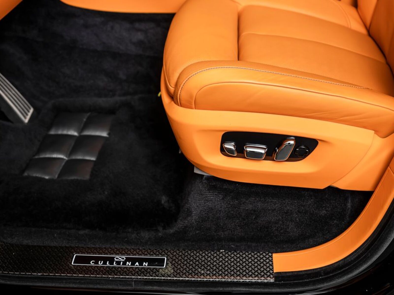 Rolls-Royce Cullinan 14