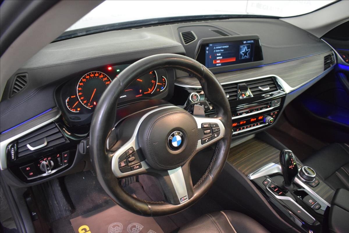 BMW Řada 5 Kombi 3,0 l 195 kw