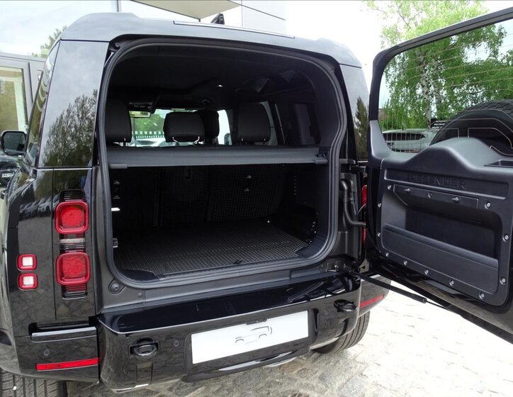 Land Rover Defender 21