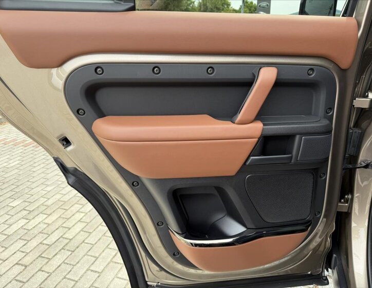 Land Rover Defender SUV 4,4 l 467 kw