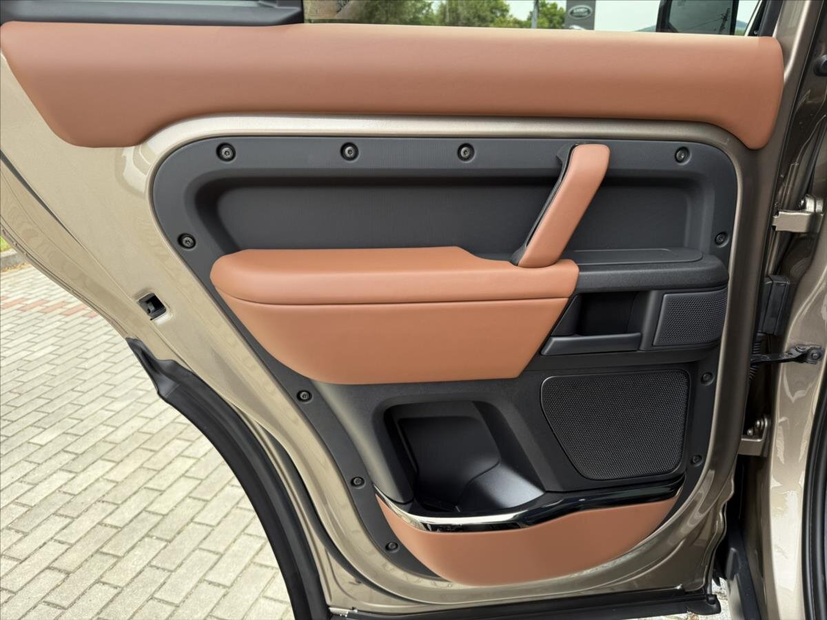 Land Rover Defender SUV 4,4 l 467 kw