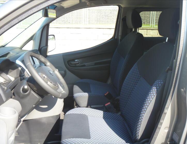 Nissan NV200 8