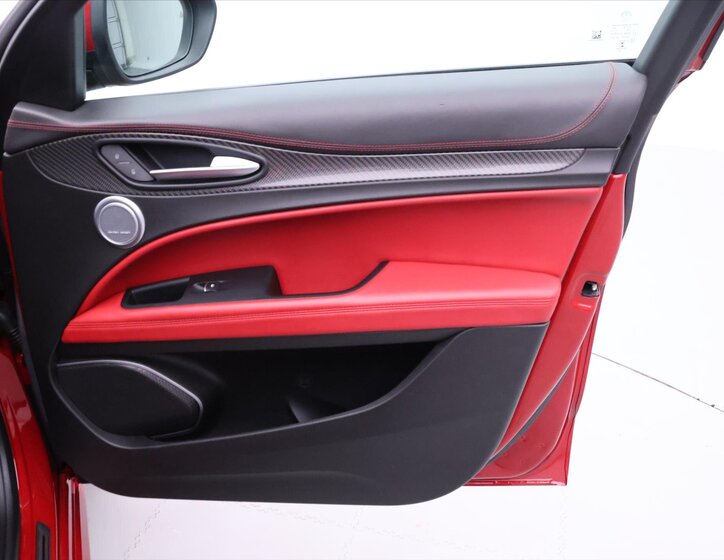 Alfa Romeo Stelvio SUV / Terénní 2,9 l 375 kw