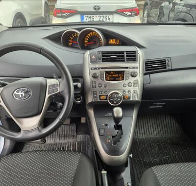 Toyota Verso 8
