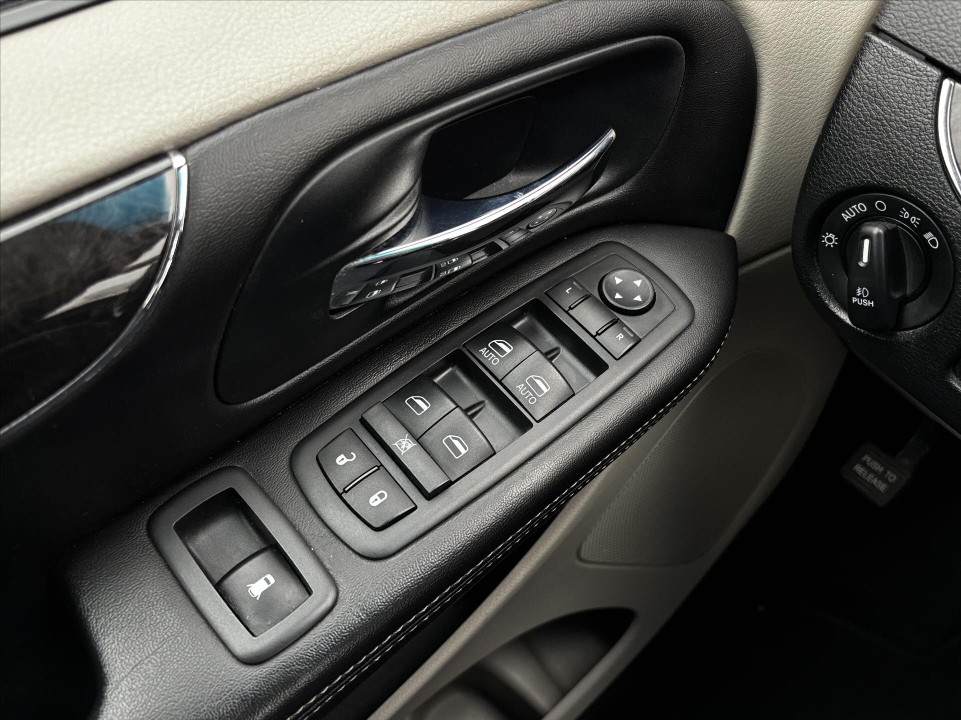 Chrysler Town & Country MPV 3,6 l 211 kw