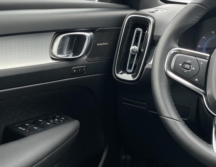 Volvo XC40 SUV / Terénní 2,0 l 145 kw