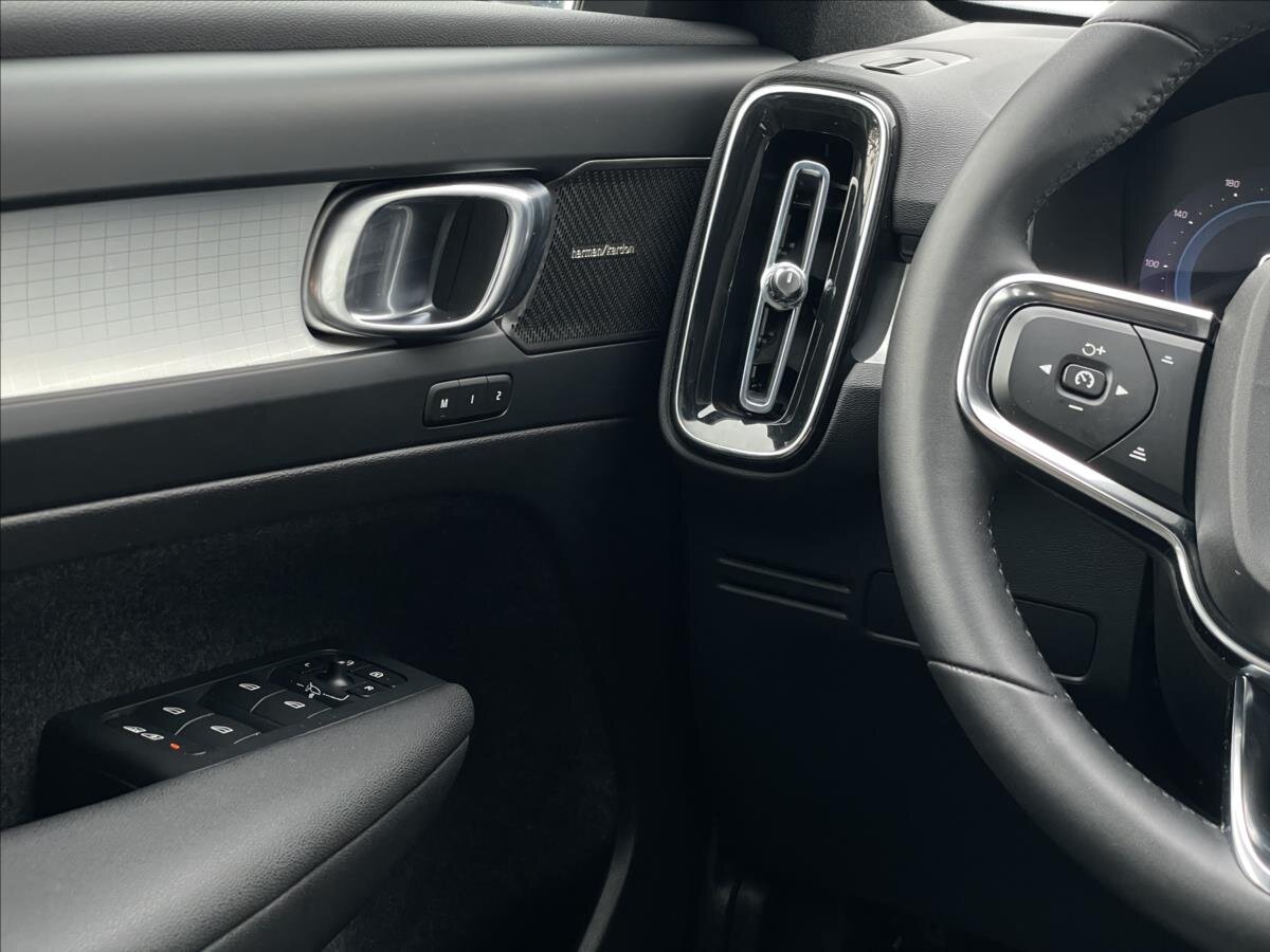 Volvo XC40 SUV / Terénní 2,0 l 145 kw