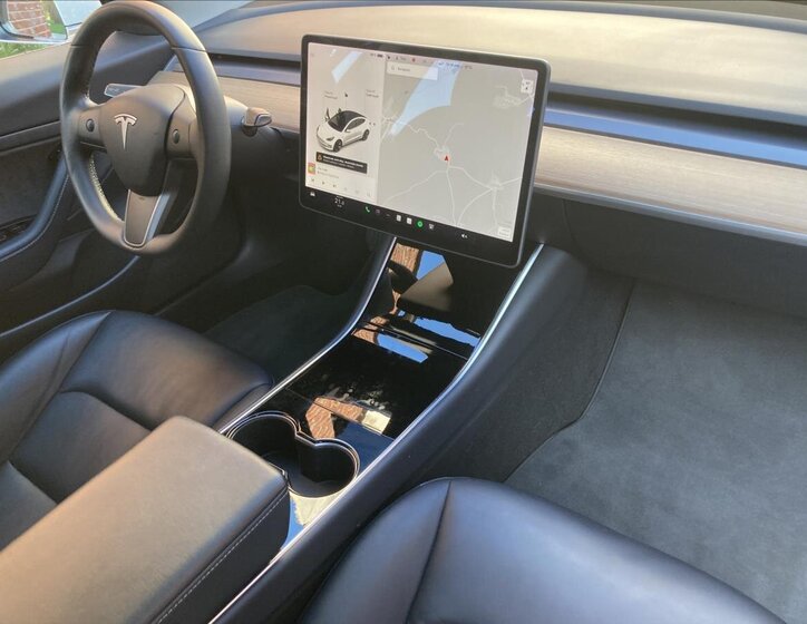 Tesla Model 3 Sedan 0,0 208 kw