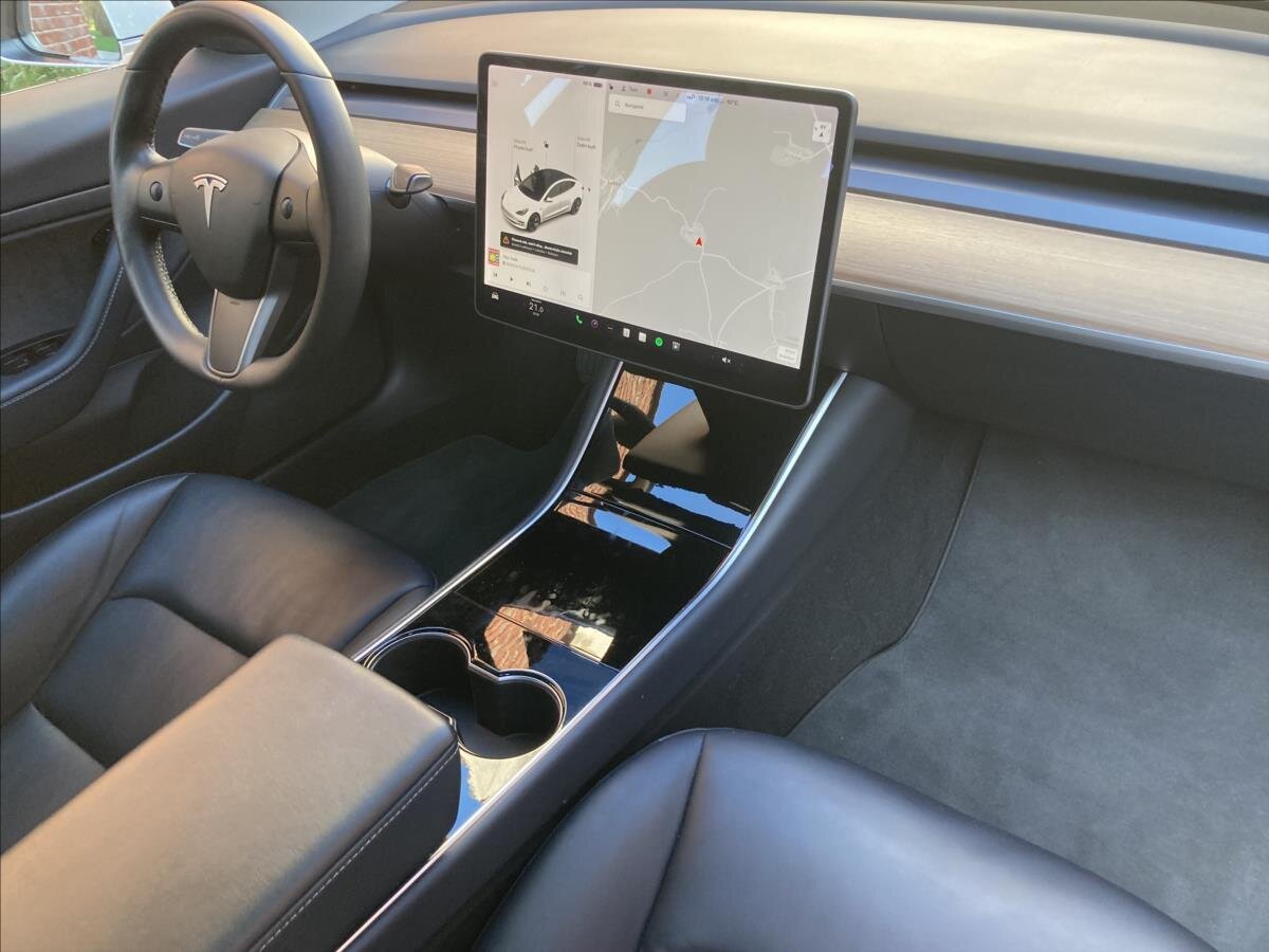 Tesla Model 3 Sedan 0,0 208 kw