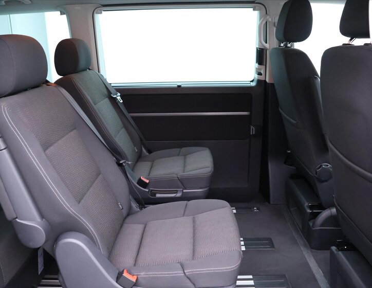 Volkswagen Multivan 13