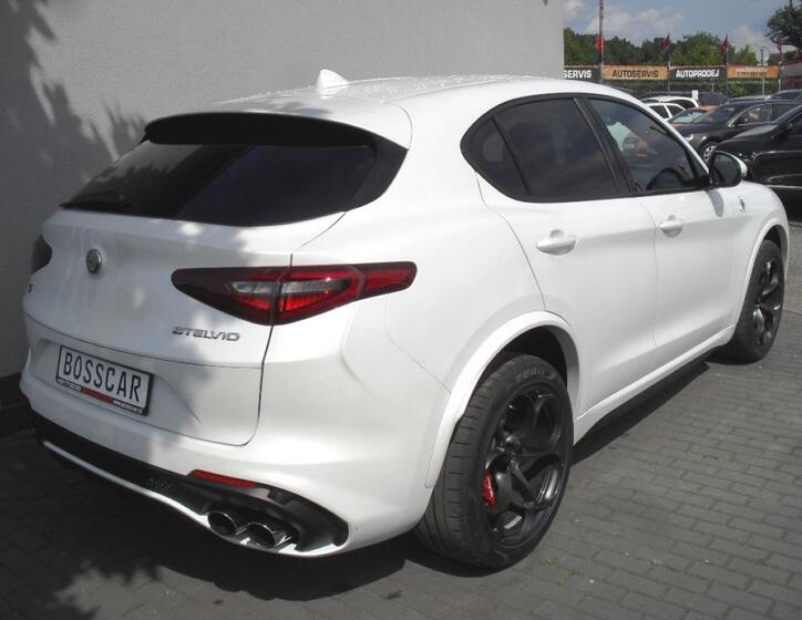Alfa Romeo Stelvio 5