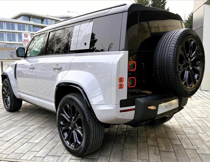 Land Rover Defender SUV / Terénní 4,4 l 467 kw