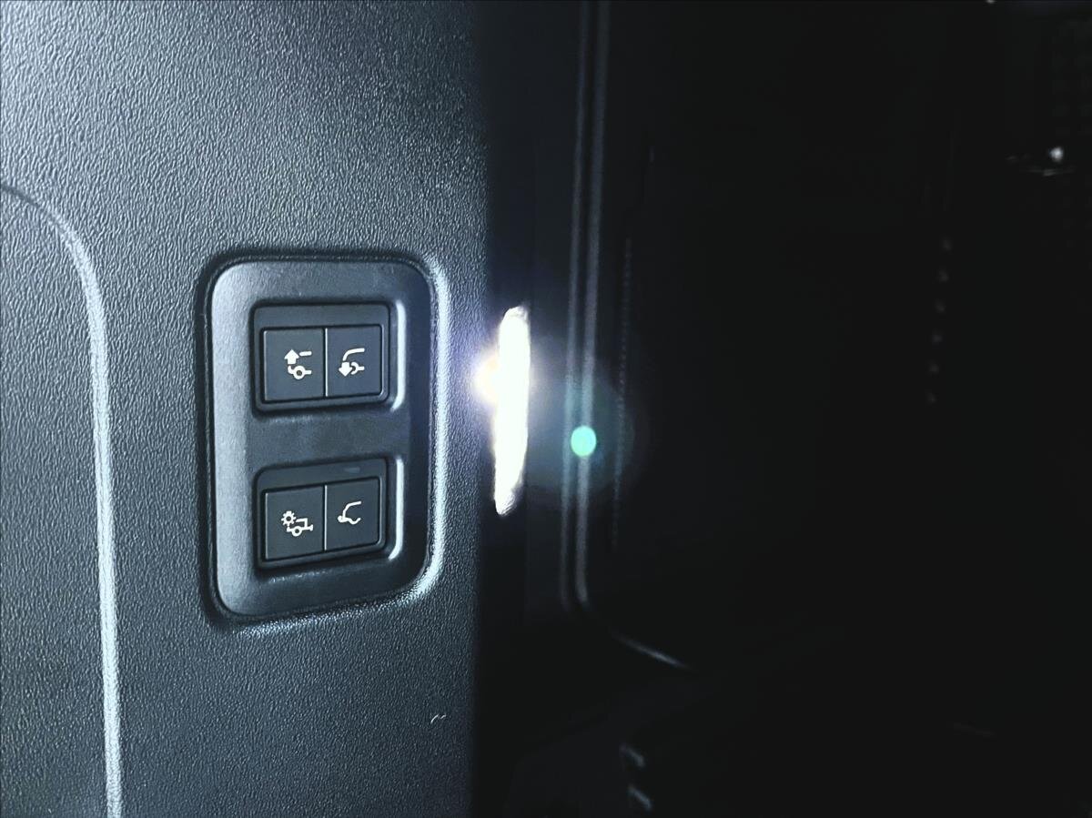 Land Rover Defender SUV / Terénní 3,0 l 183 kw