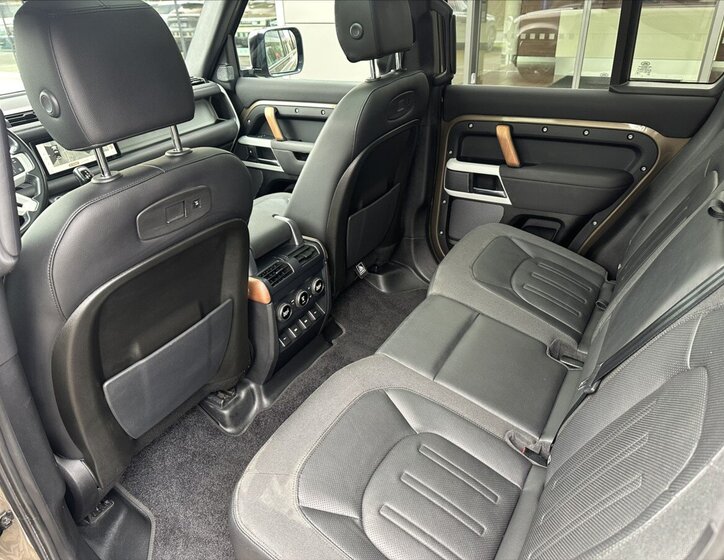 Land Rover Defender 20