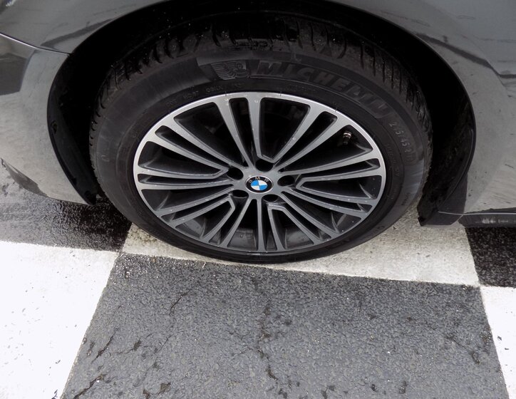 BMW Řada 5 Kombi 3,0 l 195 kw