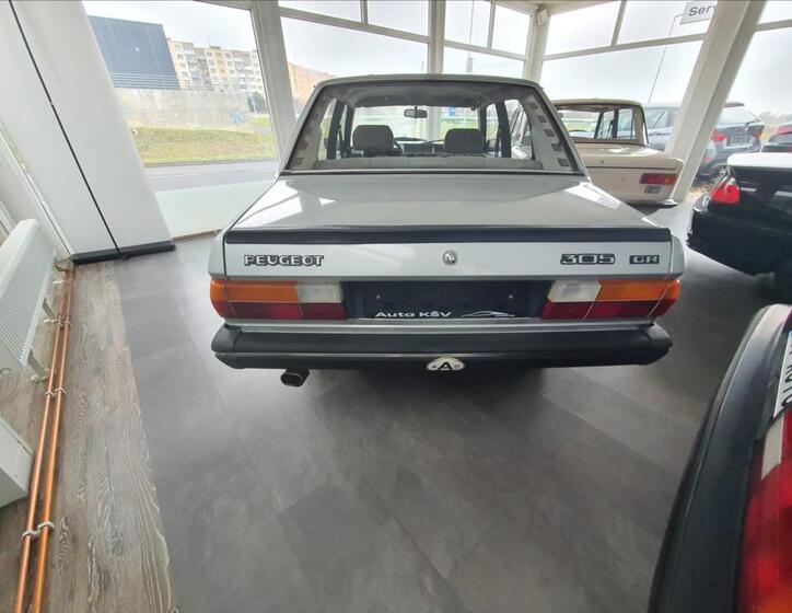 Peugeot 305 4